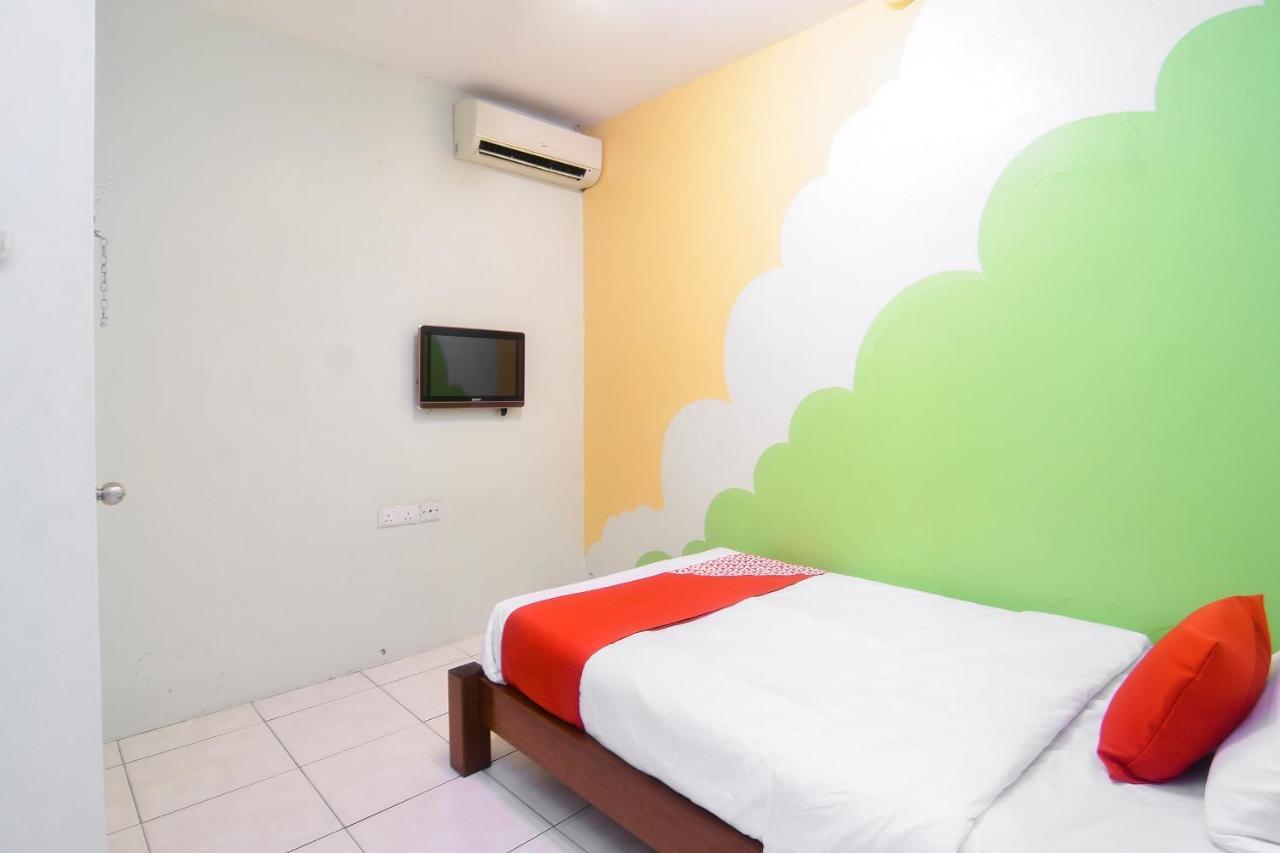 Oyo 44034 Furama Lodging House Кучинг Екстериор снимка
