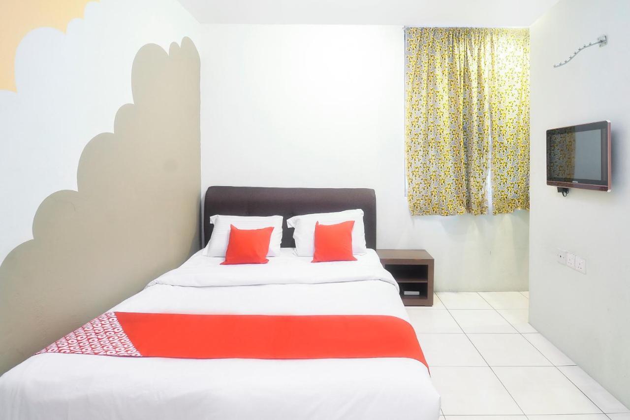 Oyo 44034 Furama Lodging House Кучинг Екстериор снимка