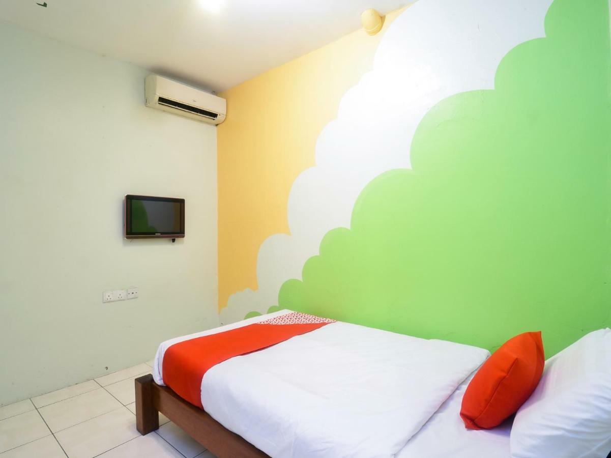 Oyo 44034 Furama Lodging House Кучинг Екстериор снимка